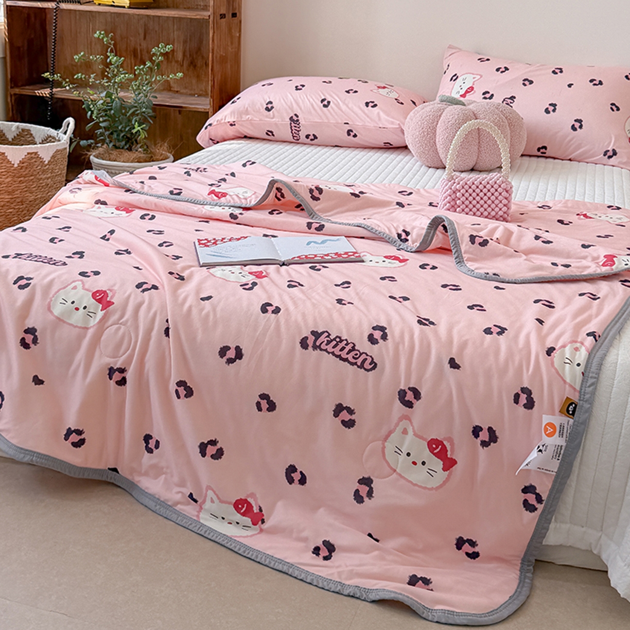 91家纺网 家纺一手货源 找家纺 桃子家居 2026新款A类卡通小清新印花高品质牛奶丝软糯针织棉包边夏被系列 针织棉-粉豹猫咪