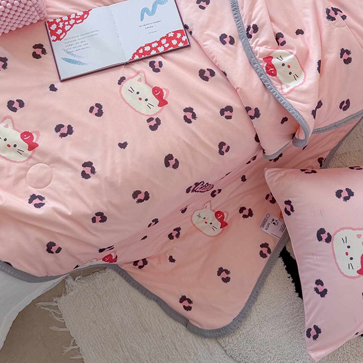 91家纺网 家纺一手货源 找家纺 桃子家居 2026新款A类卡通小清新印花高品质牛奶丝软糯针织棉包边夏被系列 针织棉-粉豹猫咪