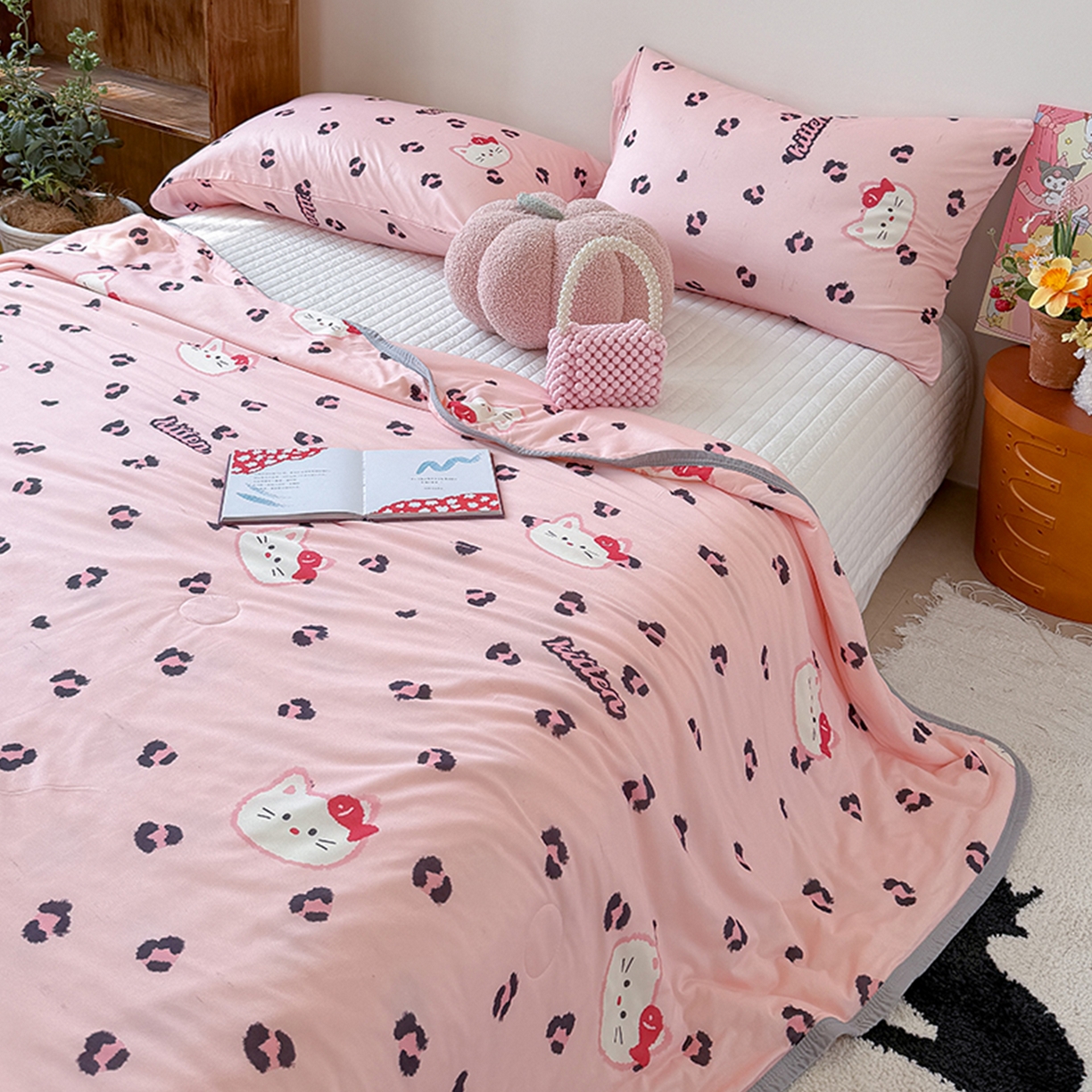 91家纺网 家纺一手货源 找家纺 桃子家居 2026新款A类卡通小清新印花高品质牛奶丝软糯针织棉包边夏被系列 针织棉-粉豹猫咪