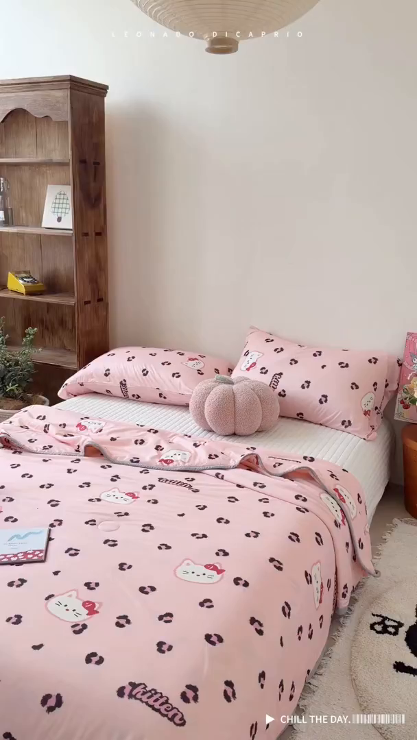 91家纺网 家纺一手货源 找家纺 桃子家居 2026新款A类卡通小清新印花高品质牛奶丝软糯针织棉包边夏被系列 针织棉-粉豹猫咪