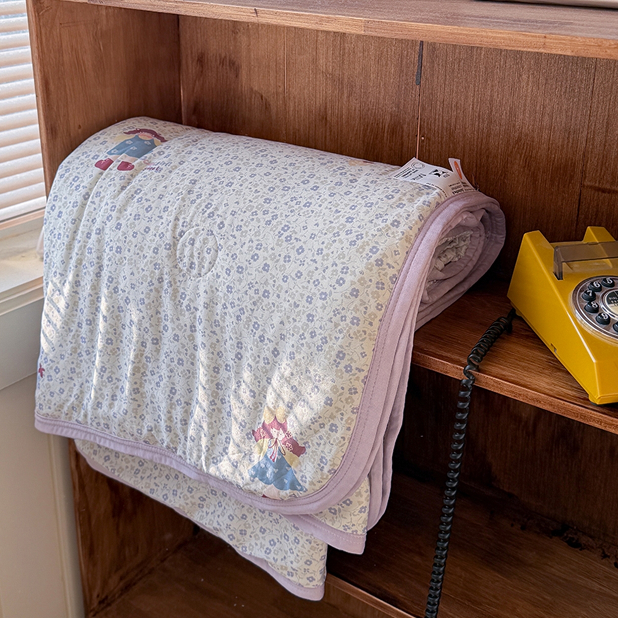 91家纺网 家纺一手货源 找家纺 桃子家居 2026新款A类卡通小清新印花高品质牛奶丝软糯针织棉包边夏被系列 针织棉-花田女孩