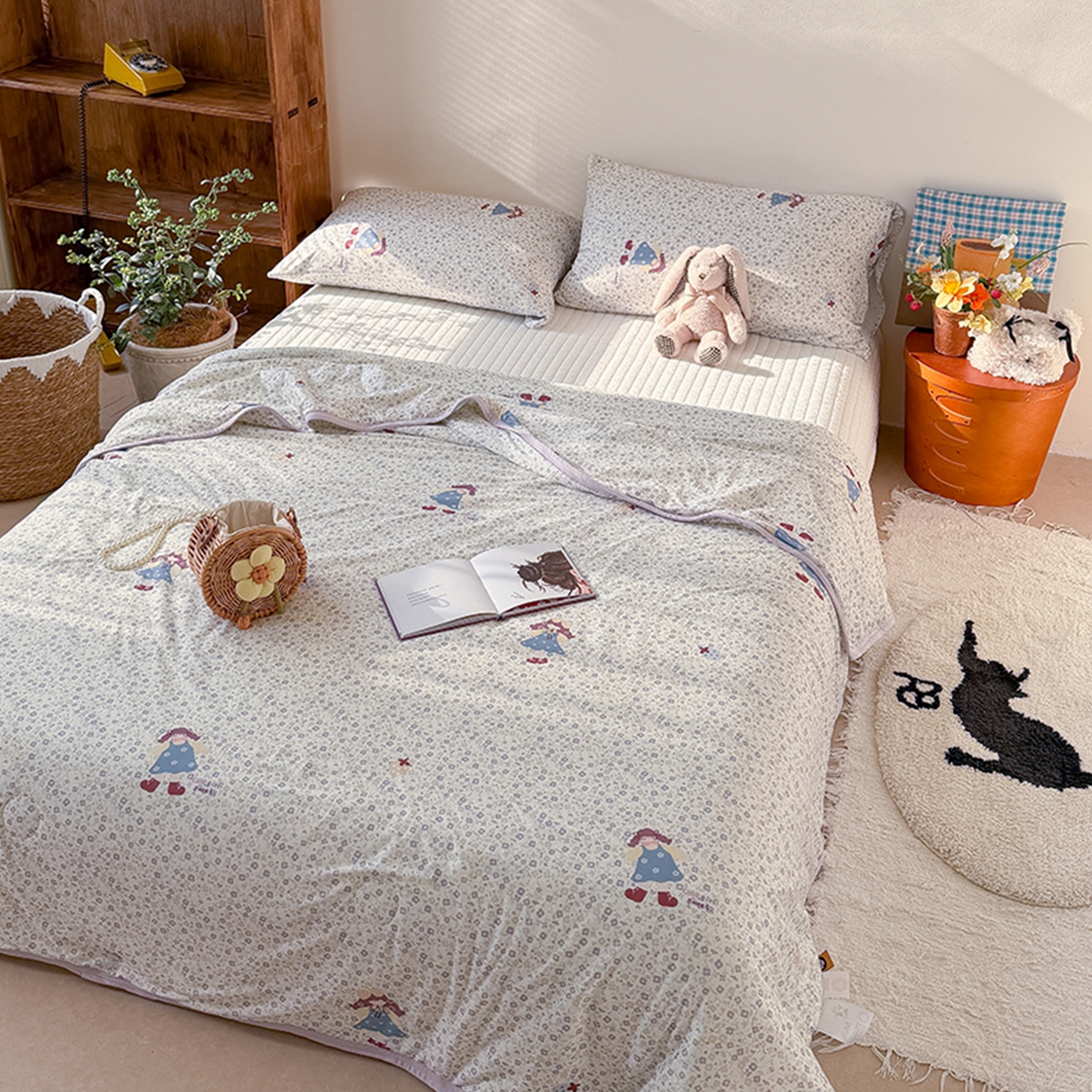 91家纺网 家纺一手货源 找家纺 桃子家居 2026新款A类卡通小清新印花高品质牛奶丝软糯针织棉包边夏被系列 针织棉-花田女孩