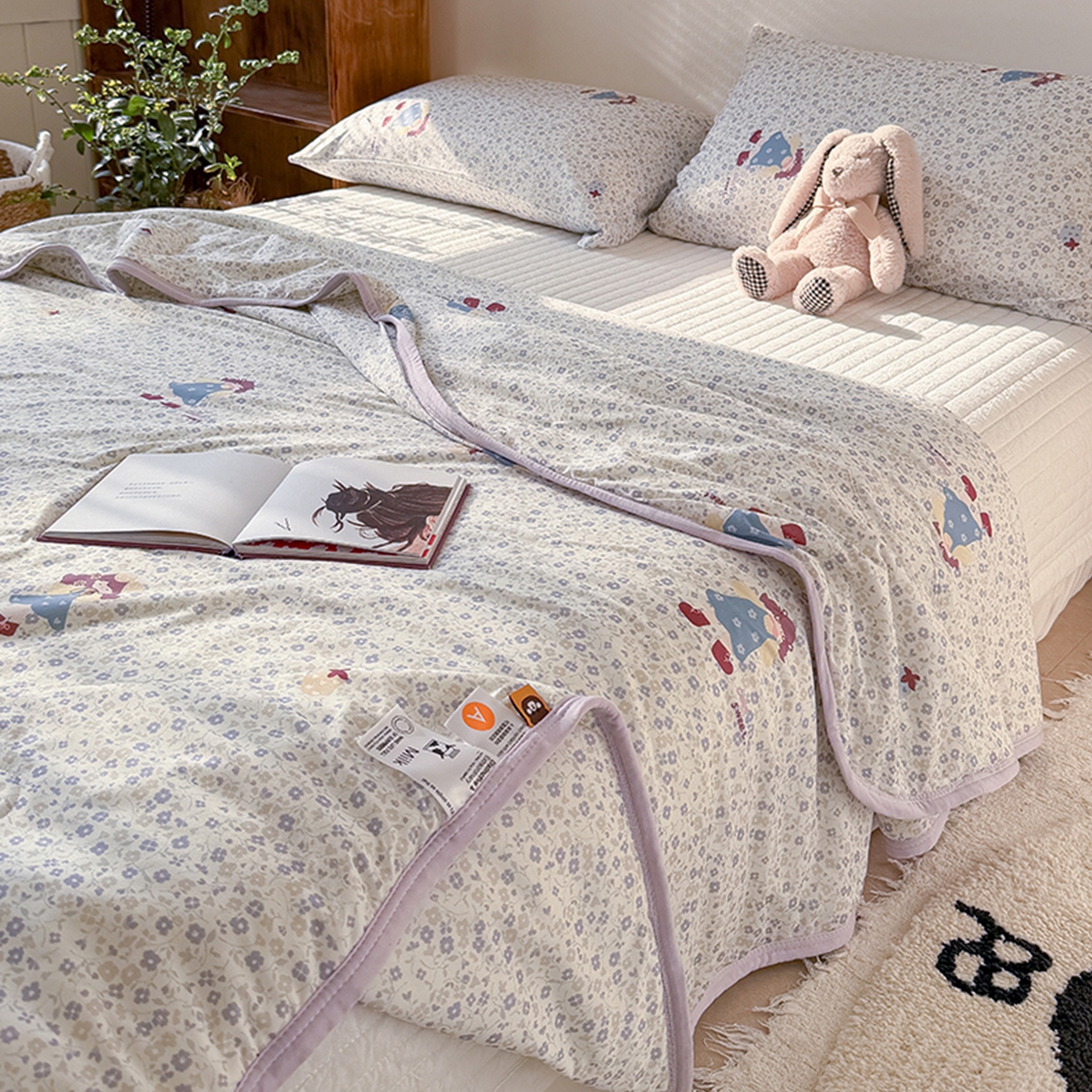 91家纺网 家纺一手货源 找家纺 桃子家居 2026新款A类卡通小清新印花高品质牛奶丝软糯针织棉包边夏被系列 针织棉-花田女孩