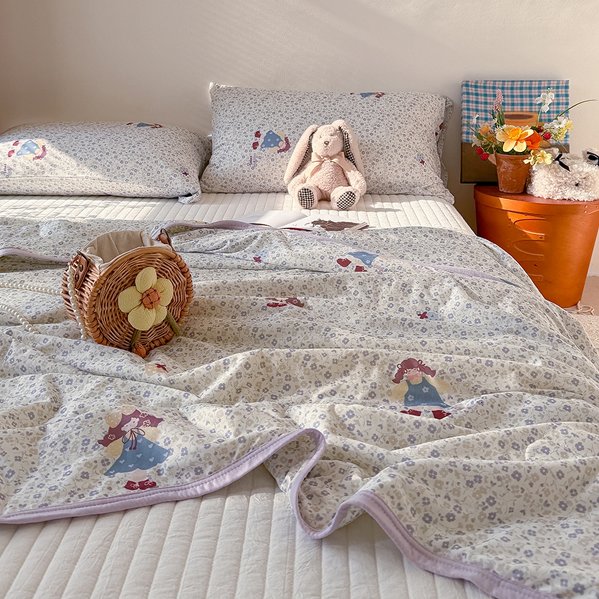 91家纺网 家纺一手货源 找家纺 桃子家居 2026新款A类卡通小清新印花高品质牛奶丝软糯针织棉包边夏被系列 针织棉-花田女孩