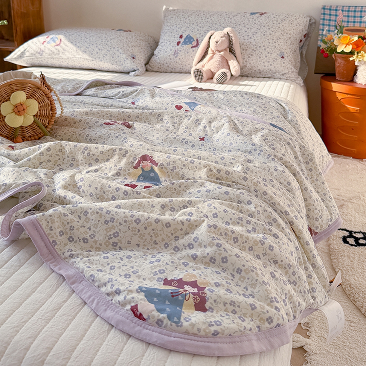 91家纺网 家纺一手货源 找家纺 桃子家居 2026新款A类卡通小清新印花高品质牛奶丝软糯针织棉包边夏被系列 针织棉-花田女孩