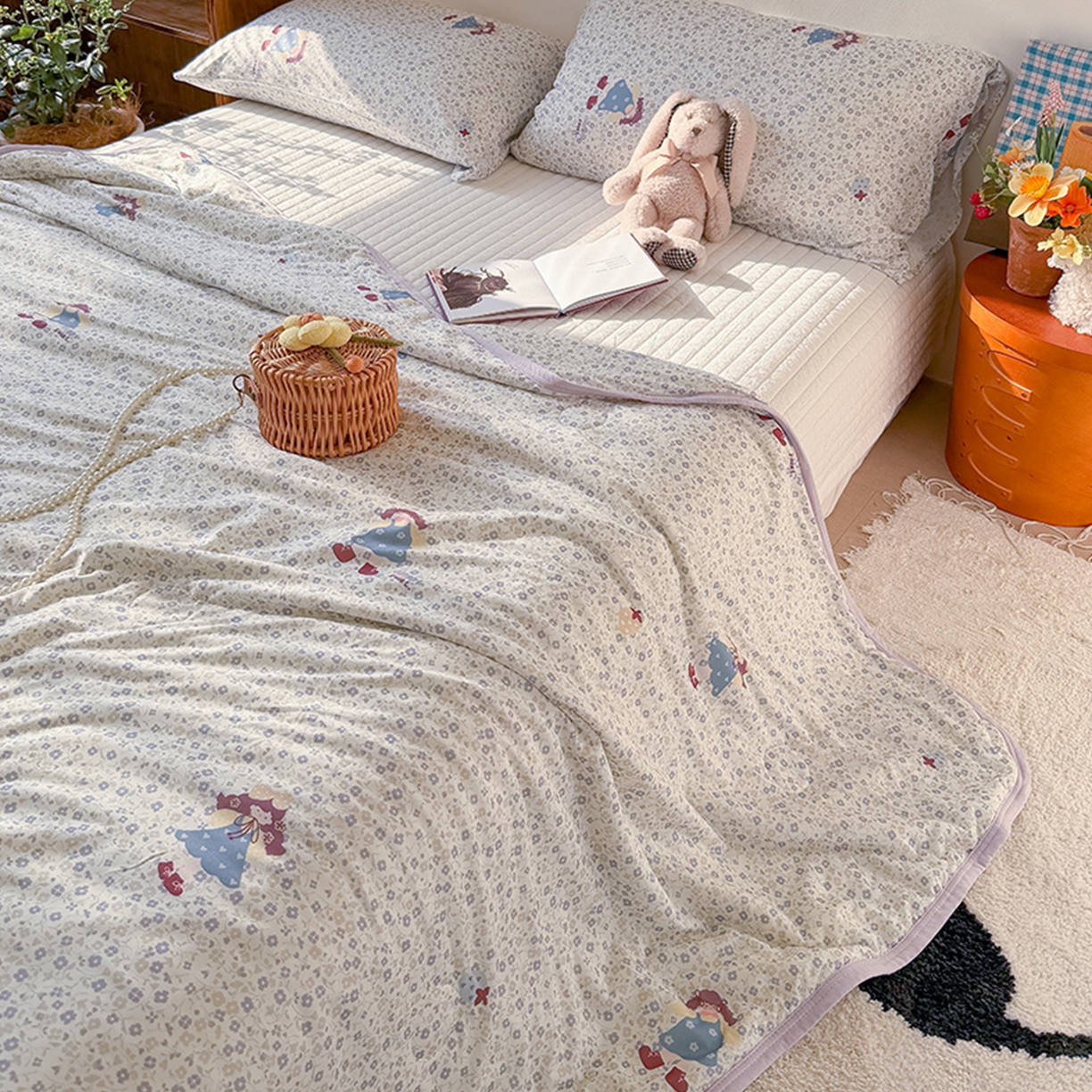 91家纺网 家纺一手货源 找家纺 桃子家居 2026新款A类卡通小清新印花高品质牛奶丝软糯针织棉包边夏被系列 针织棉-花田女孩