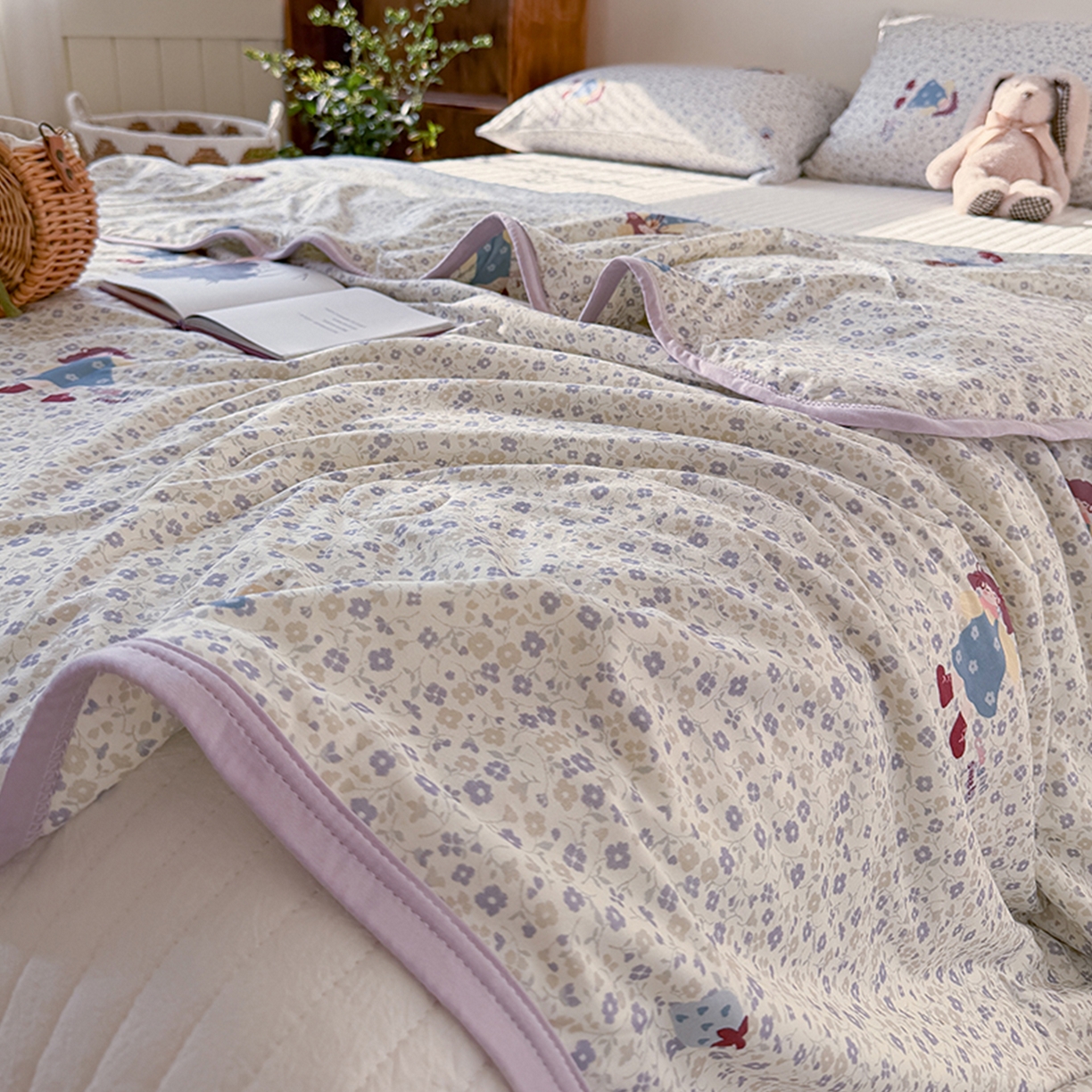 91家纺网 家纺一手货源 找家纺 桃子家居 2026新款A类卡通小清新印花高品质牛奶丝软糯针织棉包边夏被系列 针织棉-花田女孩