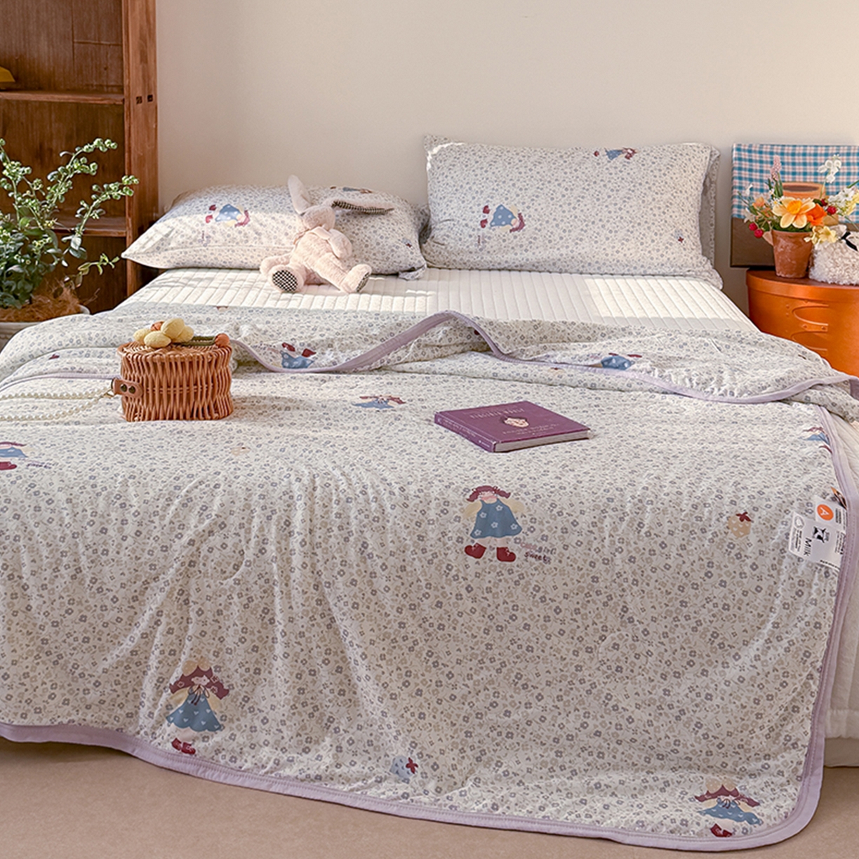 91家纺网 家纺一手货源 找家纺 桃子家居 2026新款A类卡通小清新印花高品质牛奶丝软糯针织棉包边夏被系列 针织棉-花田女孩