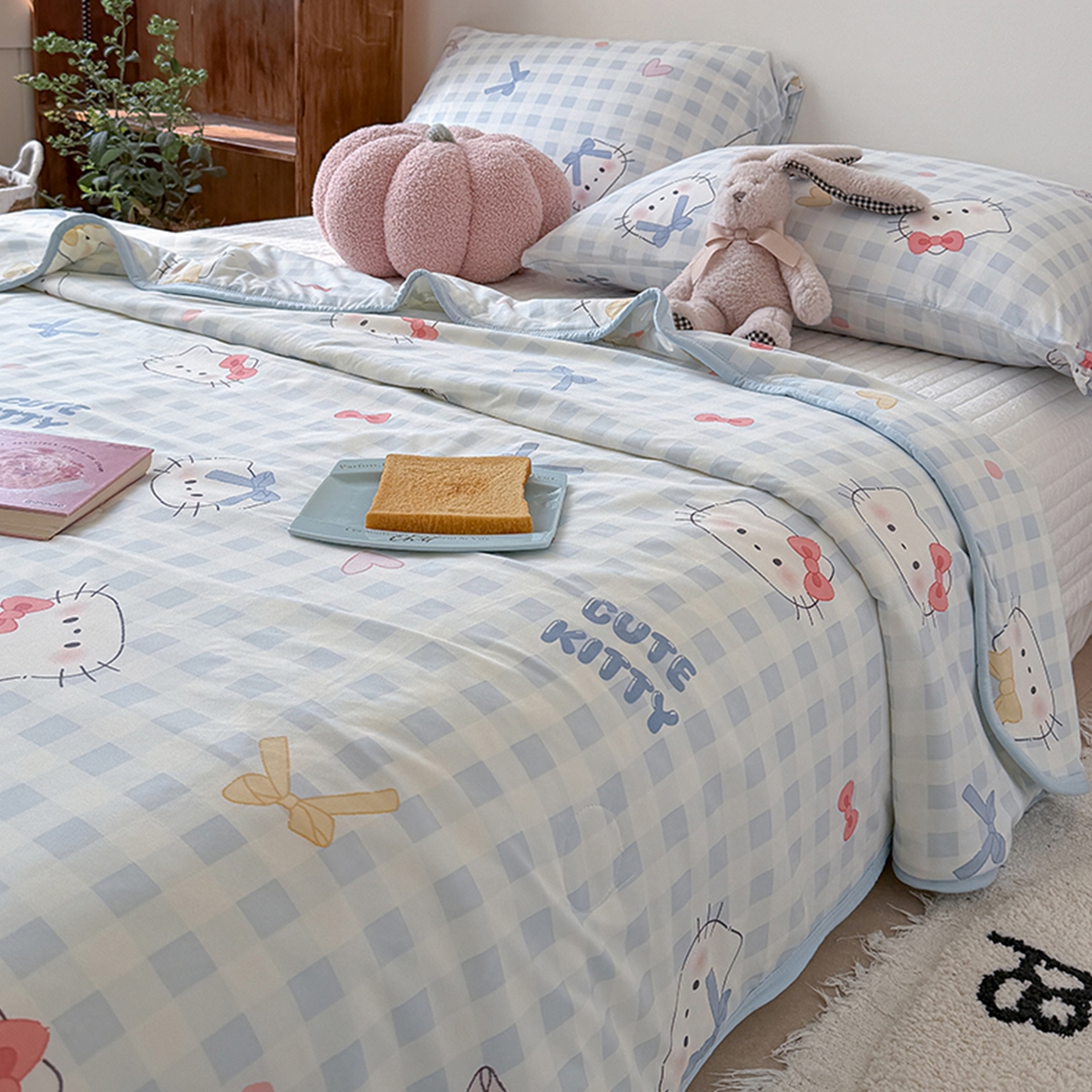 91家纺网 家纺一手货源 找家纺 桃子家居 2026新款A类卡通小清新印花高品质牛奶丝软糯针织棉包边夏被系列 针织棉-蓝格喵喵