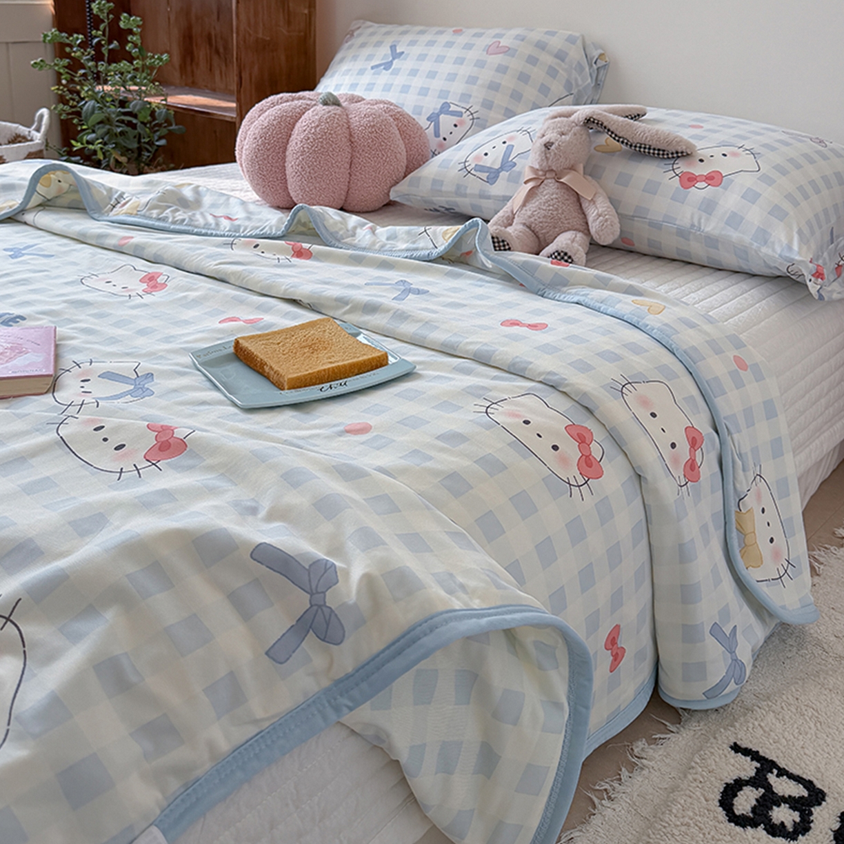91家纺网 家纺一手货源 找家纺 桃子家居 2026新款A类卡通小清新印花高品质牛奶丝软糯针织棉包边夏被系列 针织棉-蓝格喵喵