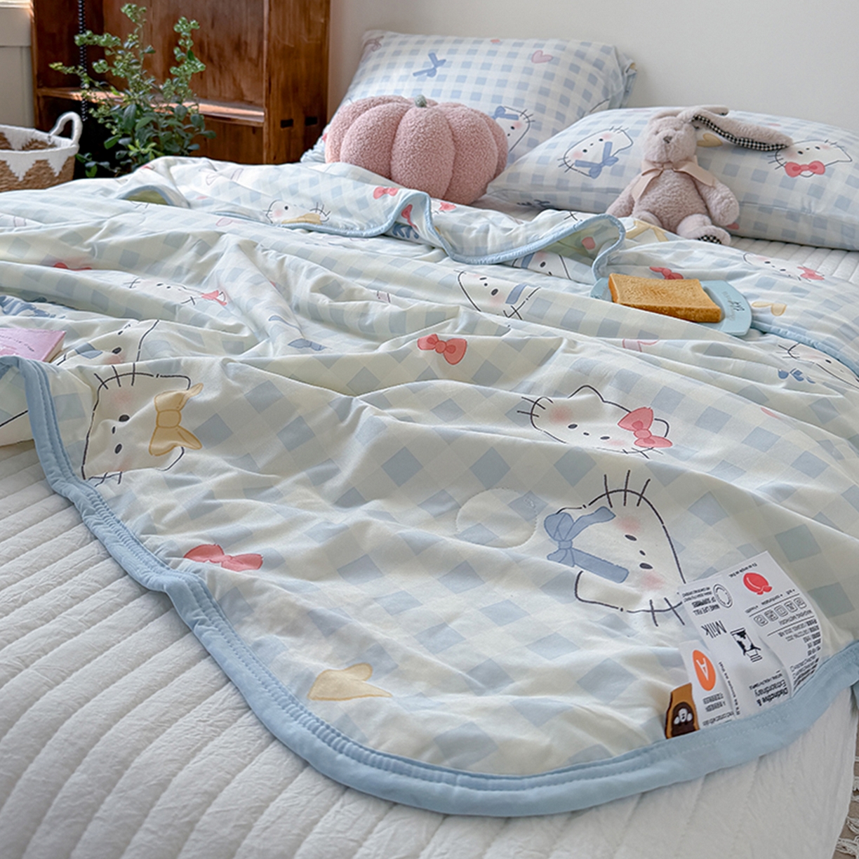 91家纺网 家纺一手货源 找家纺 桃子家居 2026新款A类卡通小清新印花高品质牛奶丝软糯针织棉包边夏被系列 针织棉-蓝格喵喵