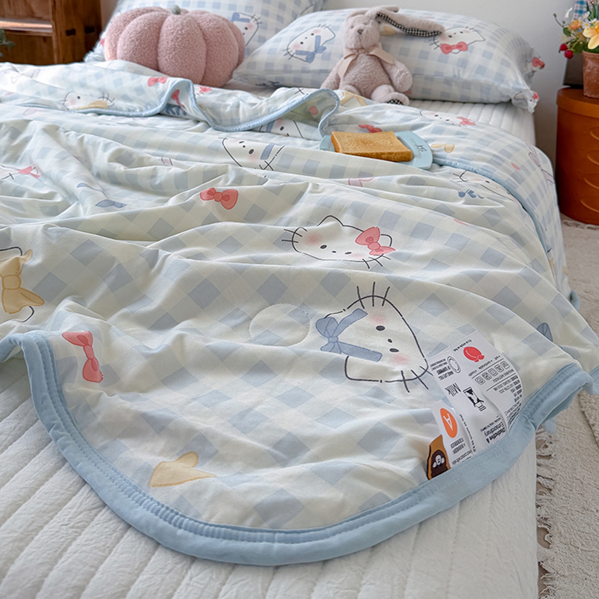 91家纺网 家纺一手货源 找家纺 桃子家居 2026新款A类卡通小清新印花高品质牛奶丝软糯针织棉包边夏被系列 针织棉-蓝格喵喵