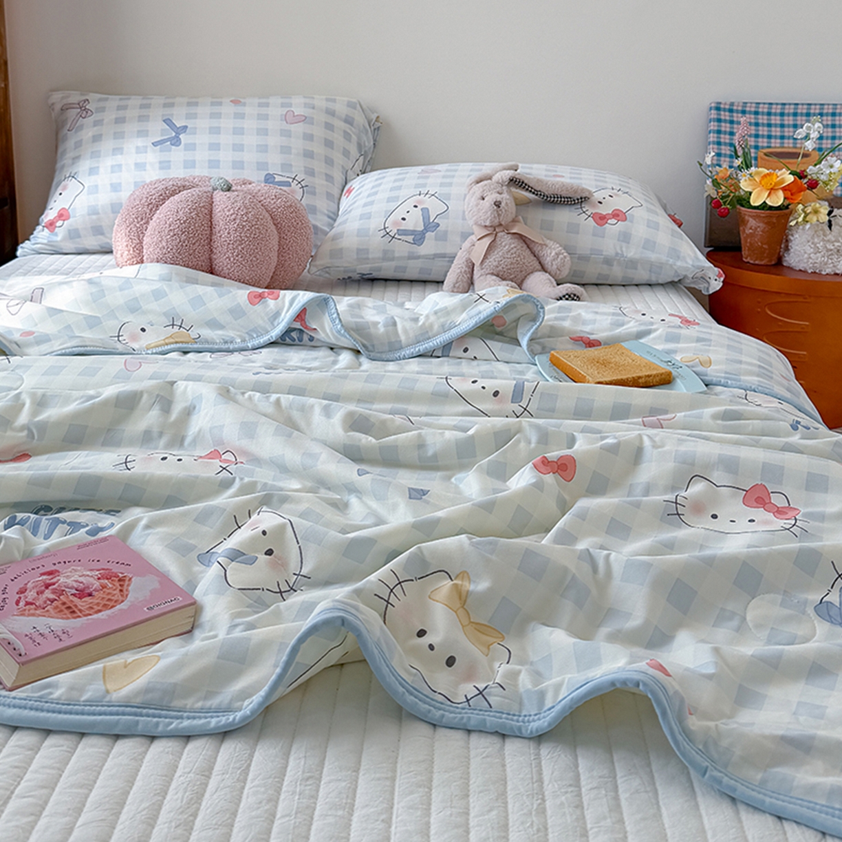 91家纺网 家纺一手货源 找家纺 桃子家居 2026新款A类卡通小清新印花高品质牛奶丝软糯针织棉包边夏被系列 针织棉-蓝格喵喵