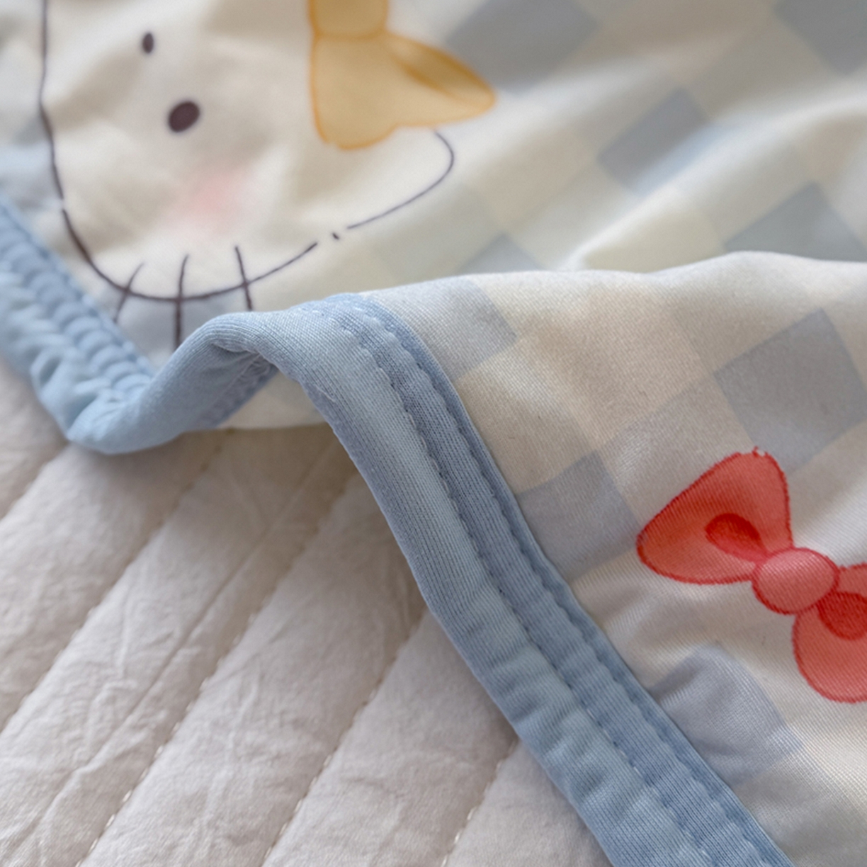 91家纺网 家纺一手货源 找家纺 桃子家居 2026新款A类卡通小清新印花高品质牛奶丝软糯针织棉包边夏被系列 针织棉-蓝格喵喵