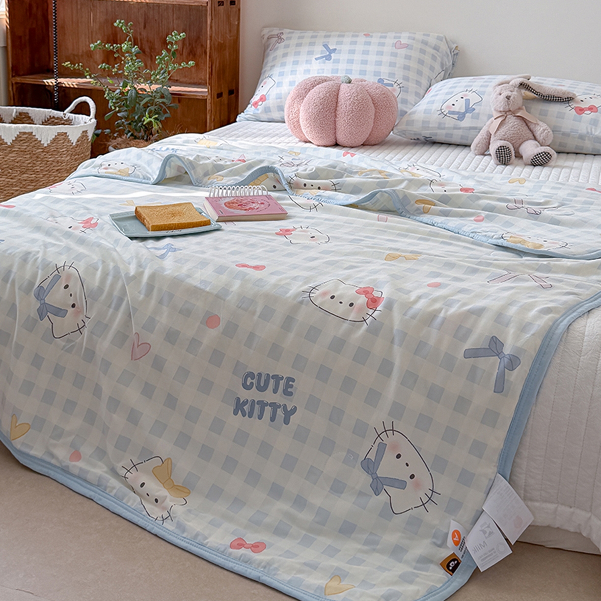 91家纺网 家纺一手货源 找家纺 桃子家居 2026新款A类卡通小清新印花高品质牛奶丝软糯针织棉包边夏被系列 针织棉-蓝格喵喵