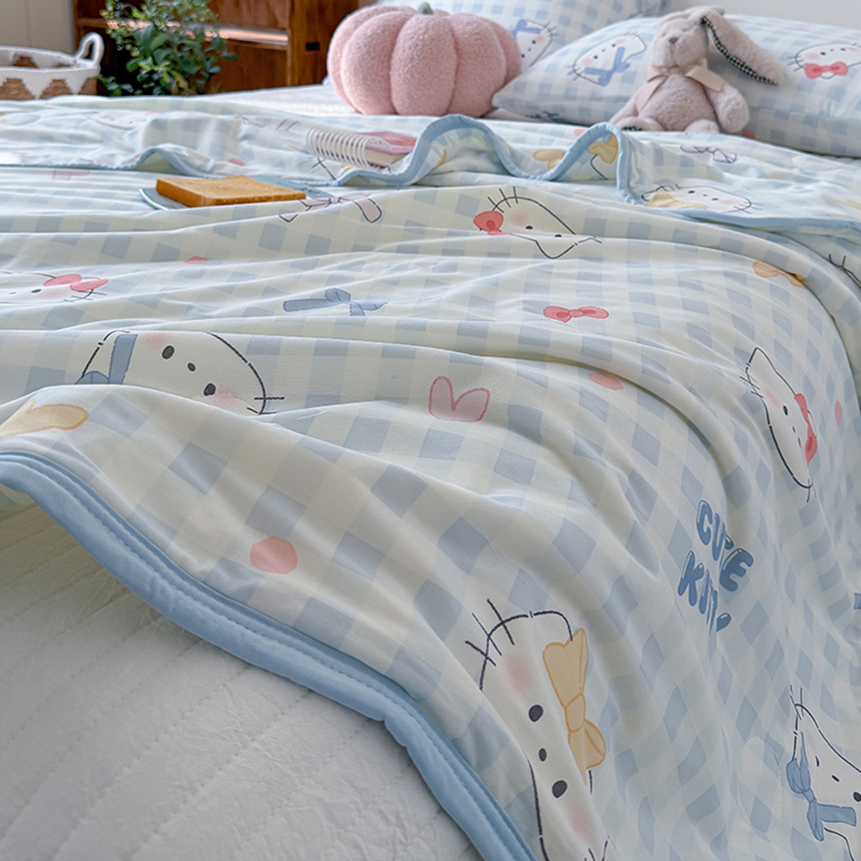 91家纺网 家纺一手货源 找家纺 桃子家居 2026新款A类卡通小清新印花高品质牛奶丝软糯针织棉包边夏被系列 针织棉-蓝格喵喵