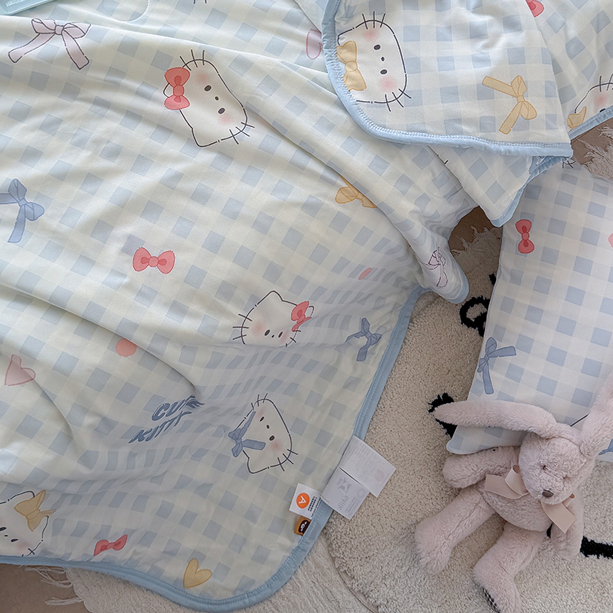 91家纺网 家纺一手货源 找家纺 桃子家居 2026新款A类卡通小清新印花高品质牛奶丝软糯针织棉包边夏被系列 针织棉-蓝格喵喵