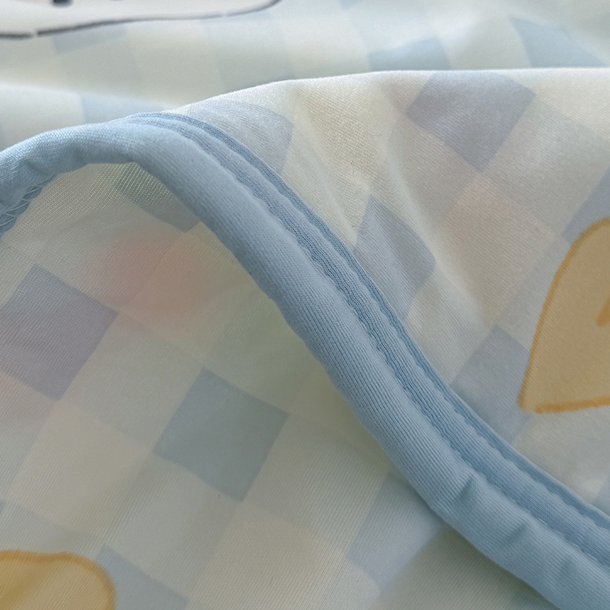 91家纺网 家纺一手货源 找家纺 桃子家居 2026新款A类卡通小清新印花高品质牛奶丝软糯针织棉包边夏被系列 针织棉-蓝格喵喵