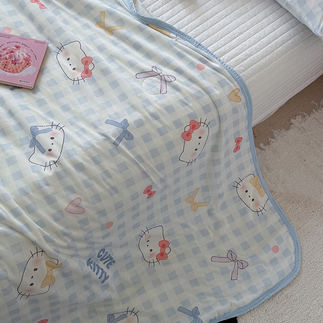 91家纺网 家纺一手货源 找家纺 桃子家居 2026新款A类卡通小清新印花高品质牛奶丝软糯针织棉包边夏被系列 针织棉-蓝格喵喵