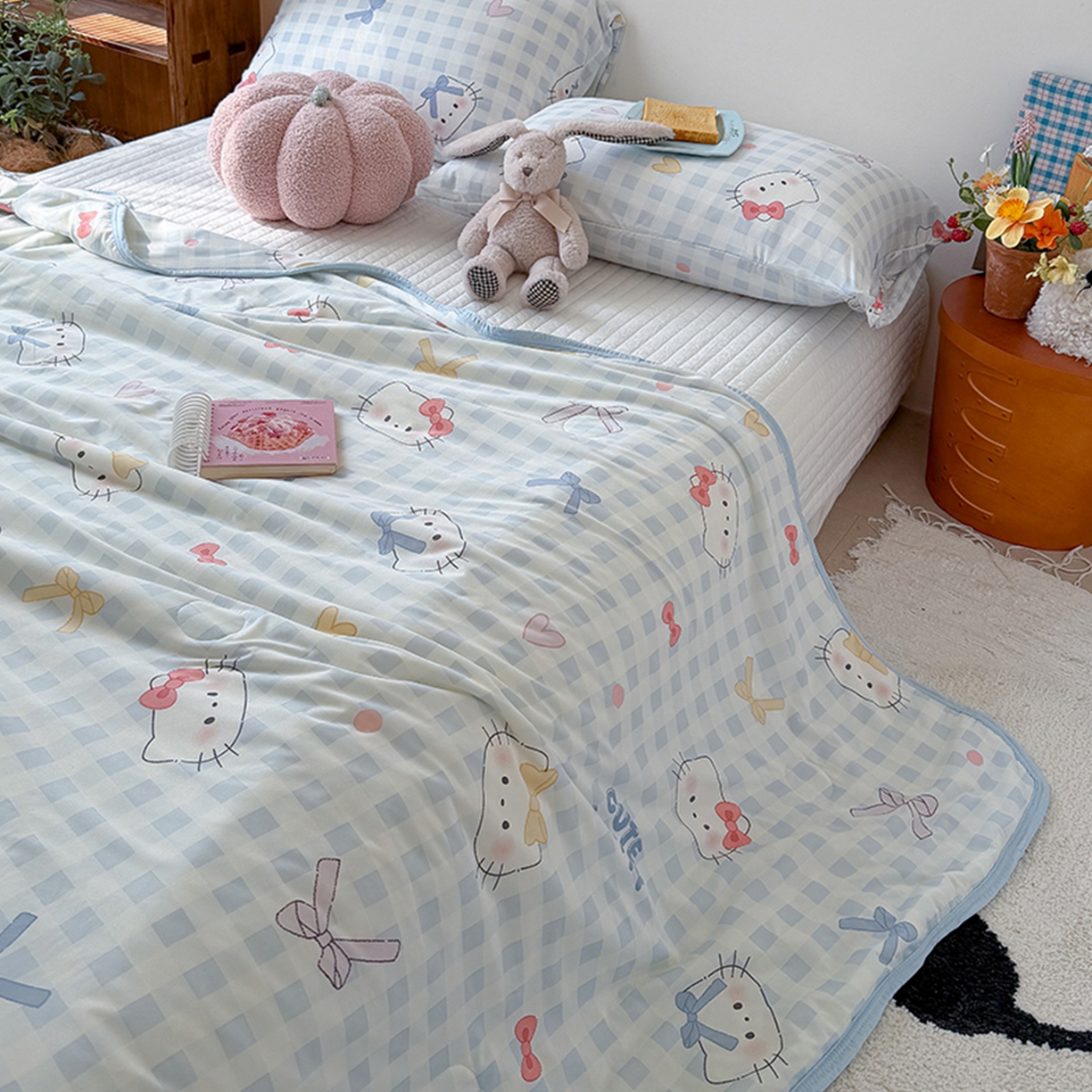 91家纺网 家纺一手货源 找家纺 桃子家居 2026新款A类卡通小清新印花高品质牛奶丝软糯针织棉包边夏被系列 针织棉-蓝格喵喵