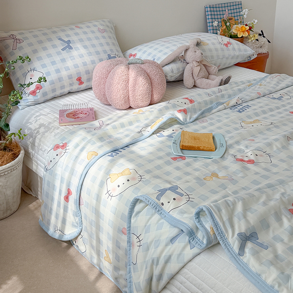 91家纺网 家纺一手货源 找家纺 桃子家居 2026新款A类卡通小清新印花高品质牛奶丝软糯针织棉包边夏被系列 针织棉-蓝格喵喵