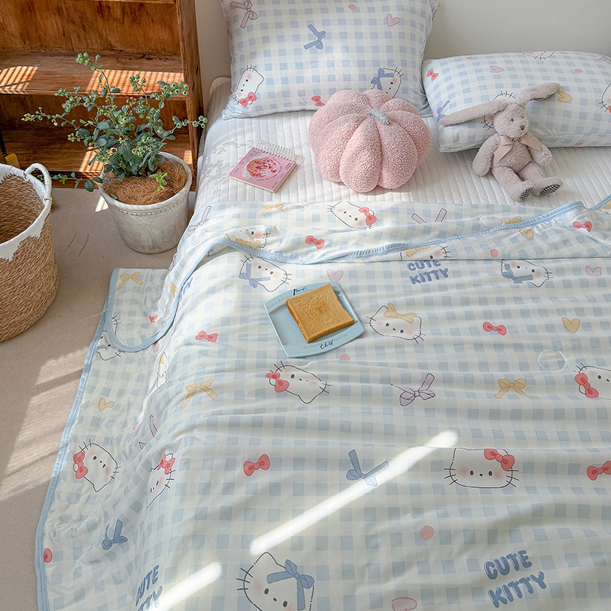 91家纺网 家纺一手货源 找家纺 桃子家居 2026新款A类卡通小清新印花高品质牛奶丝软糯针织棉包边夏被系列 针织棉-蓝格喵喵