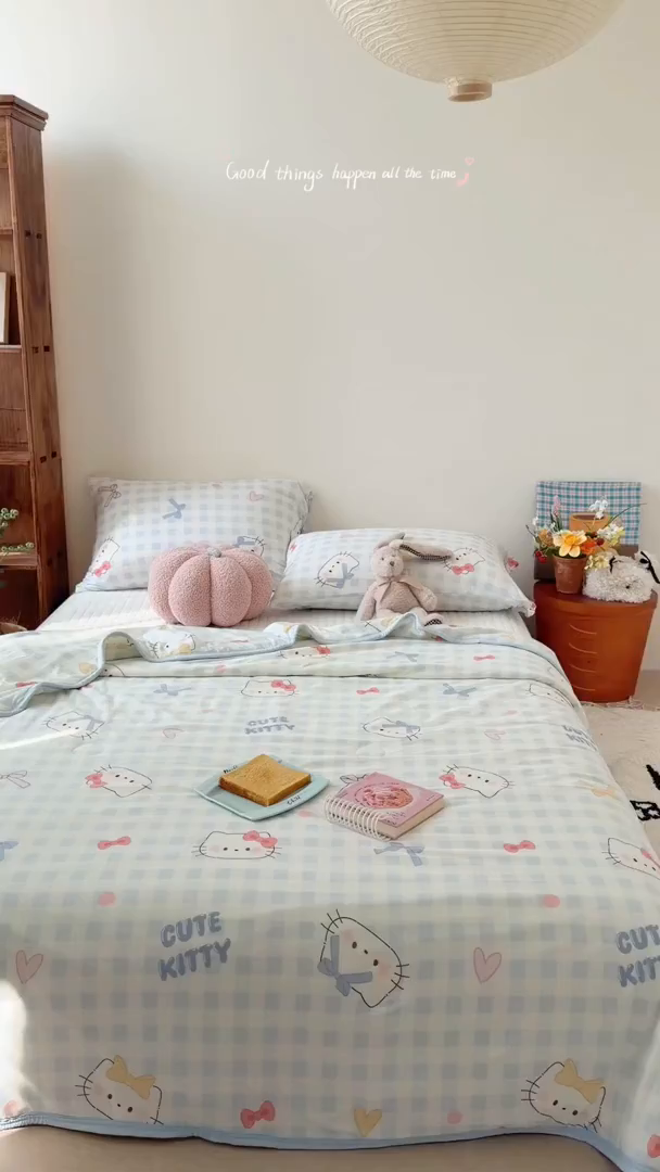 91家纺网 家纺一手货源 找家纺 桃子家居 2026新款A类卡通小清新印花高品质牛奶丝软糯针织棉包边夏被系列 针织棉-蓝格喵喵