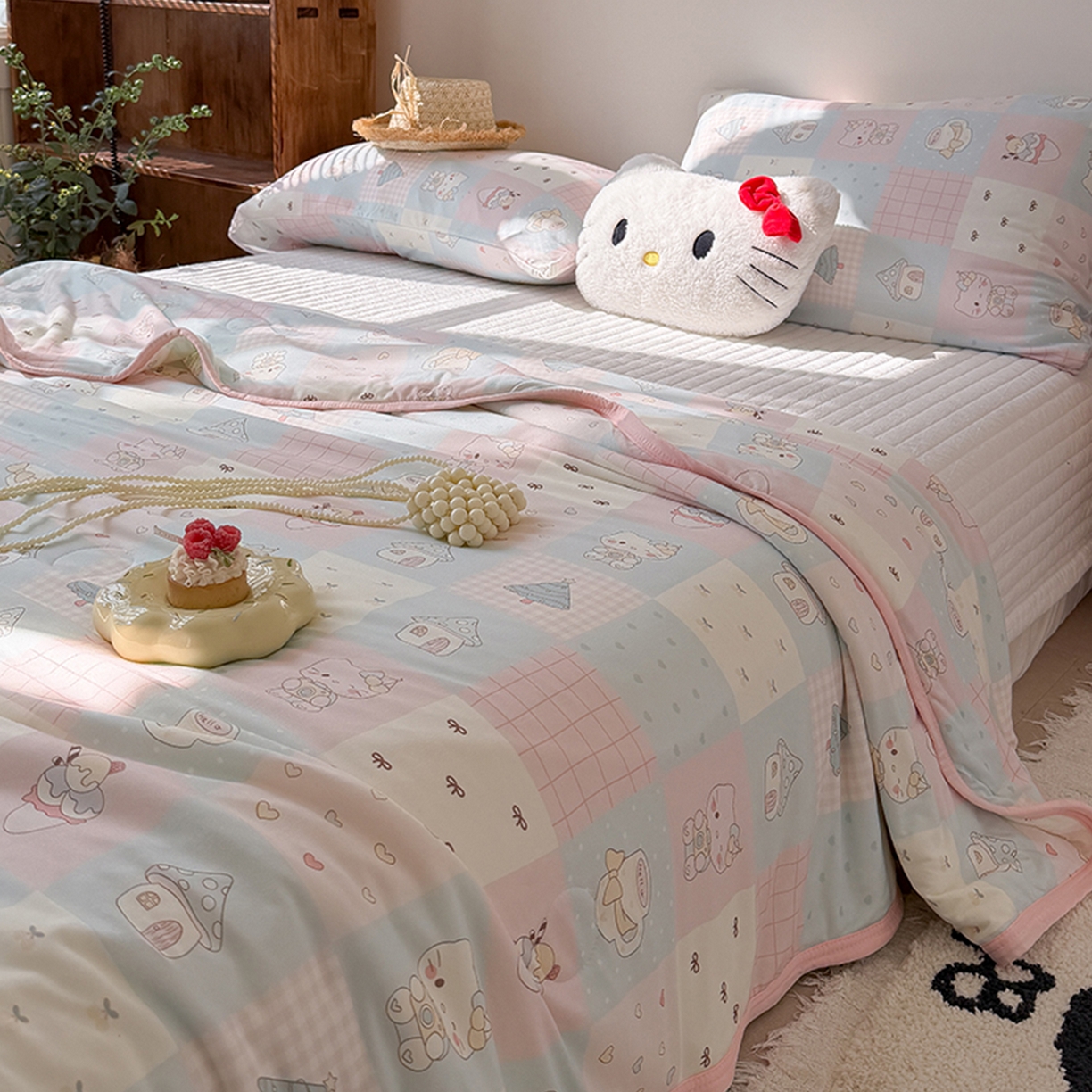 91家纺网 家纺一手货源 找家纺 桃子家居 2026新款A类卡通小清新印花高品质牛奶丝软糯针织棉包边夏被系列 针织棉-猫咪甜梦屋