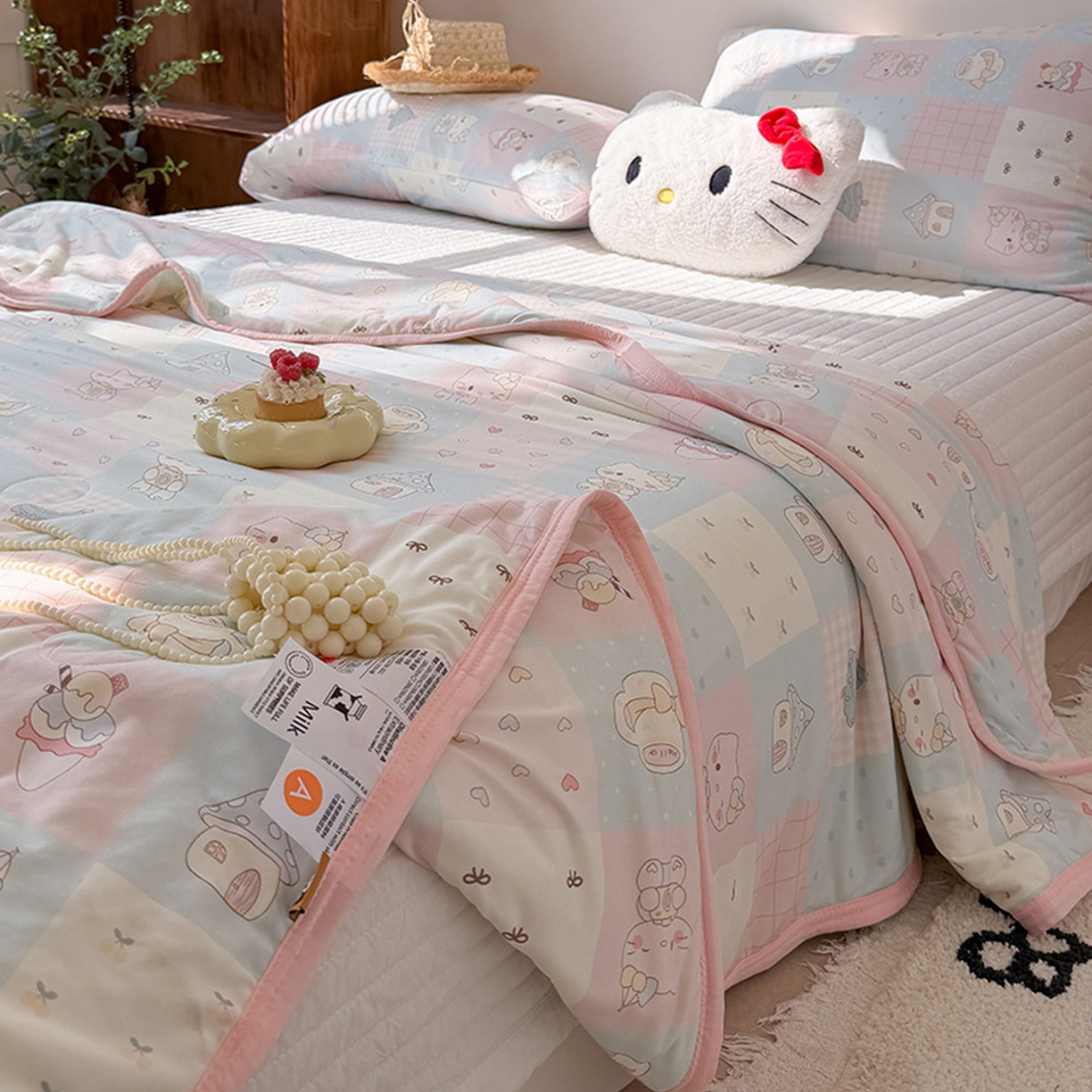 91家纺网 家纺一手货源 找家纺 桃子家居 2026新款A类卡通小清新印花高品质牛奶丝软糯针织棉包边夏被系列 针织棉-猫咪甜梦屋