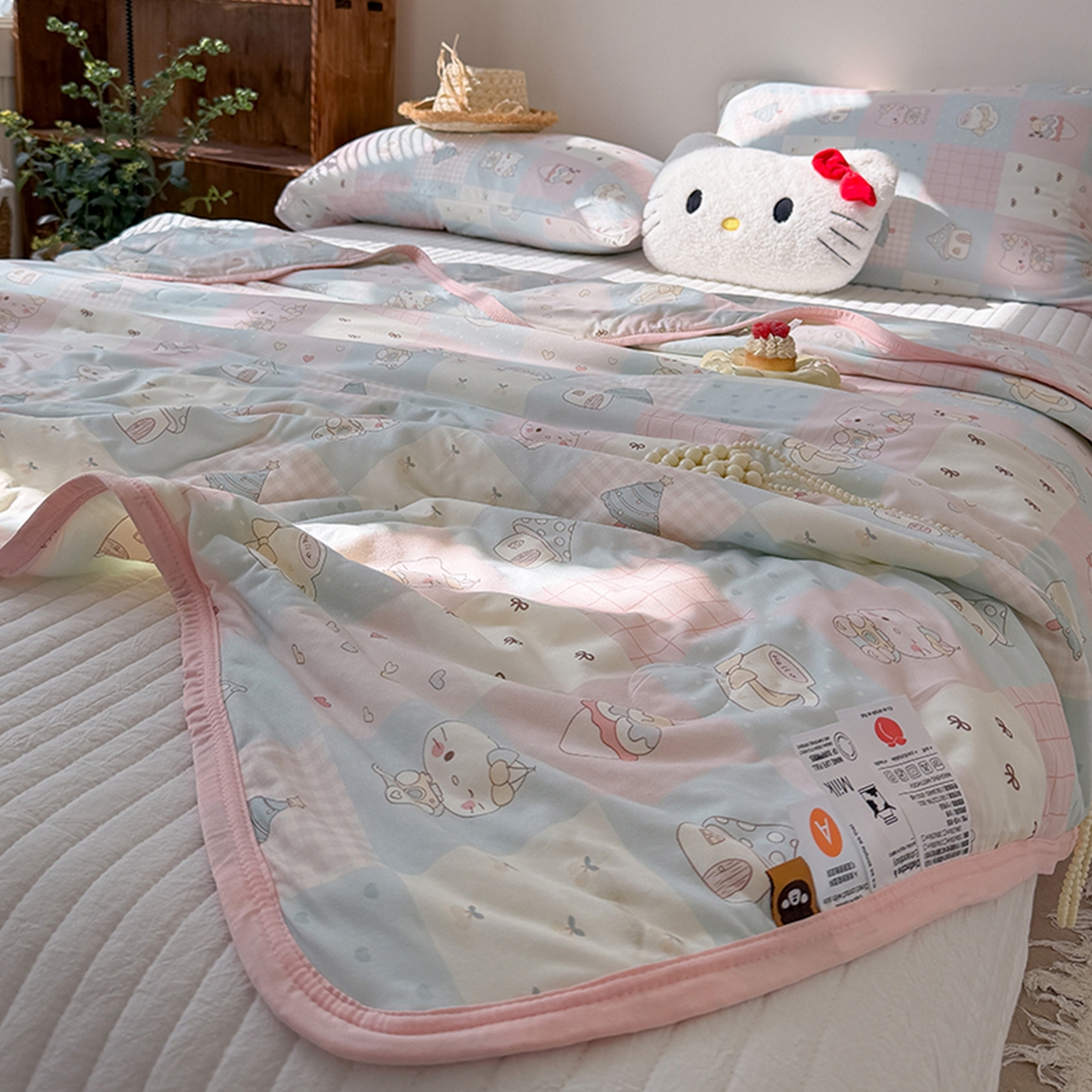 91家纺网 家纺一手货源 找家纺 桃子家居 2026新款A类卡通小清新印花高品质牛奶丝软糯针织棉包边夏被系列 针织棉-猫咪甜梦屋