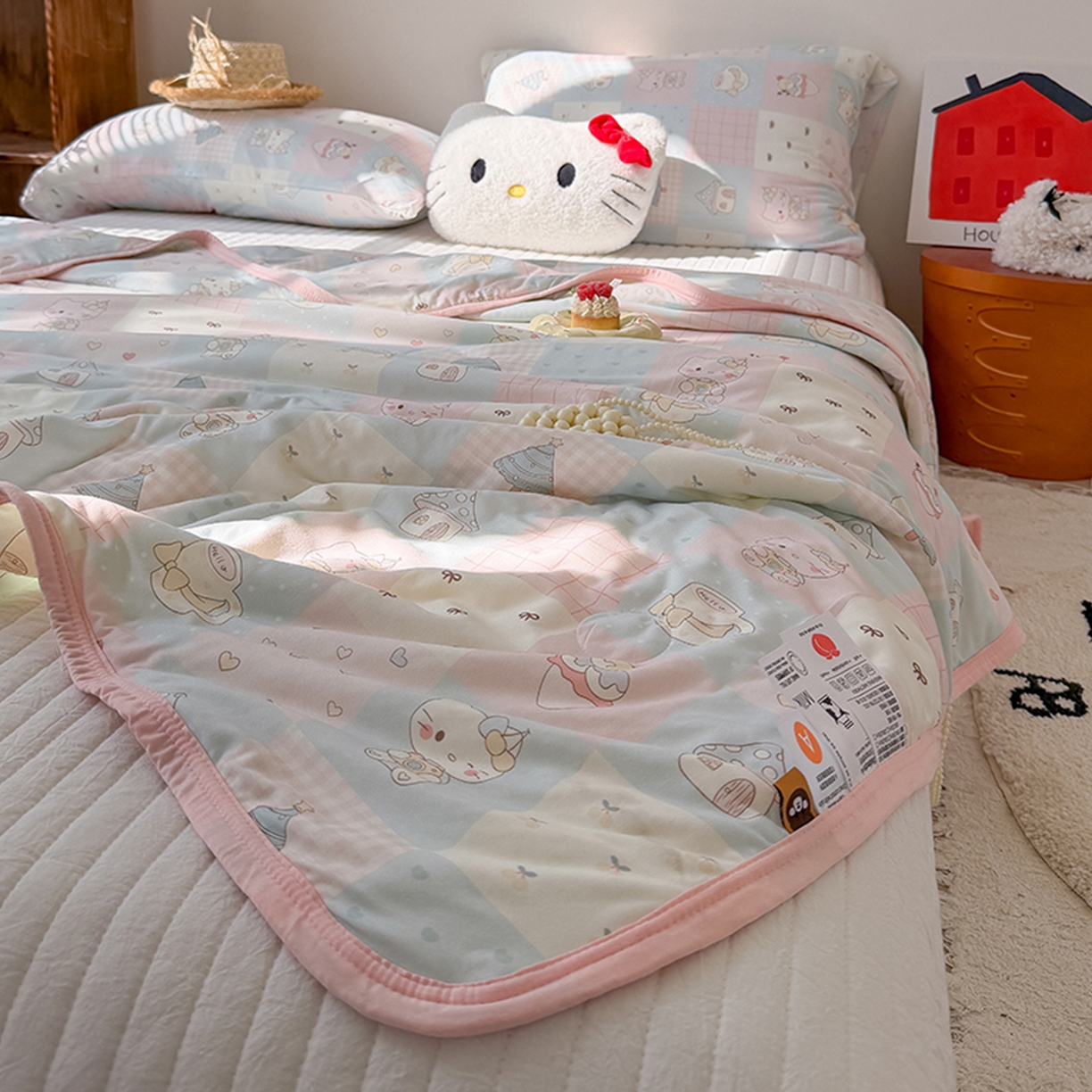 91家纺网 家纺一手货源 找家纺 桃子家居 2026新款A类卡通小清新印花高品质牛奶丝软糯针织棉包边夏被系列 针织棉-猫咪甜梦屋