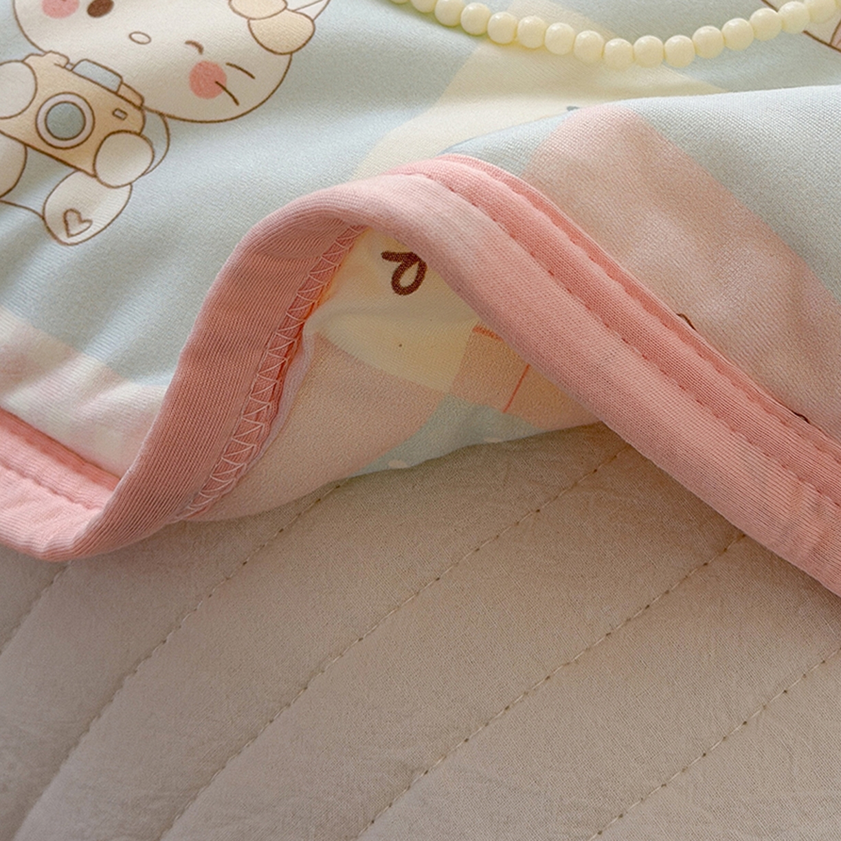 91家纺网 家纺一手货源 找家纺 桃子家居 2026新款A类卡通小清新印花高品质牛奶丝软糯针织棉包边夏被系列 针织棉-猫咪甜梦屋