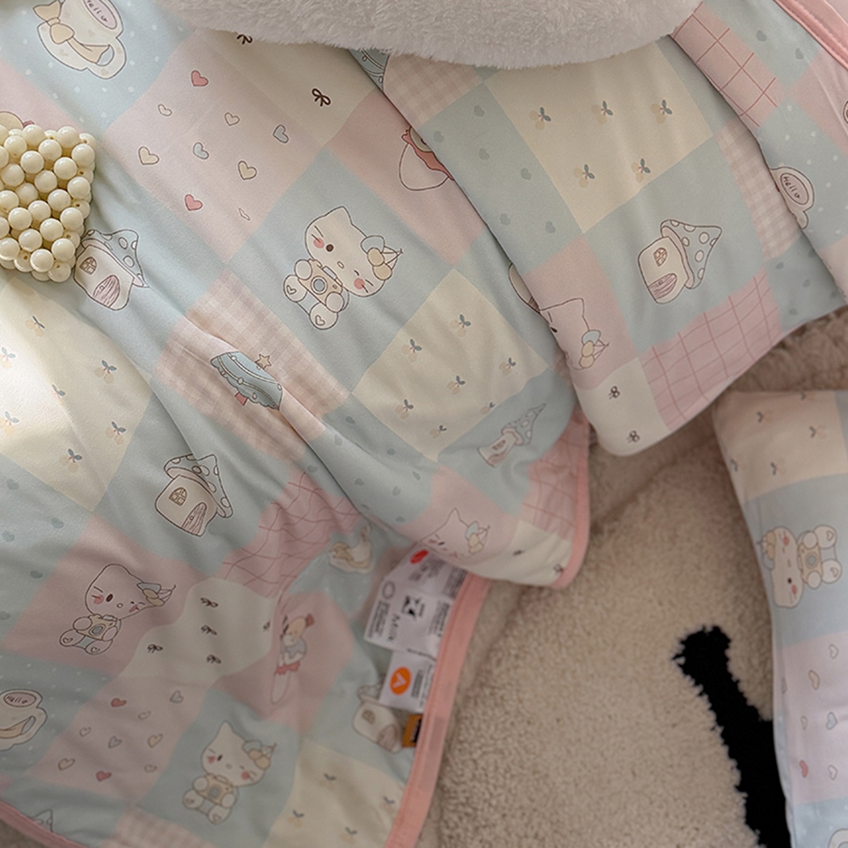 91家纺网 家纺一手货源 找家纺 桃子家居 2026新款A类卡通小清新印花高品质牛奶丝软糯针织棉包边夏被系列 针织棉-猫咪甜梦屋