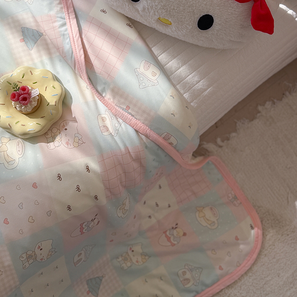91家纺网 家纺一手货源 找家纺 桃子家居 2026新款A类卡通小清新印花高品质牛奶丝软糯针织棉包边夏被系列 针织棉-猫咪甜梦屋