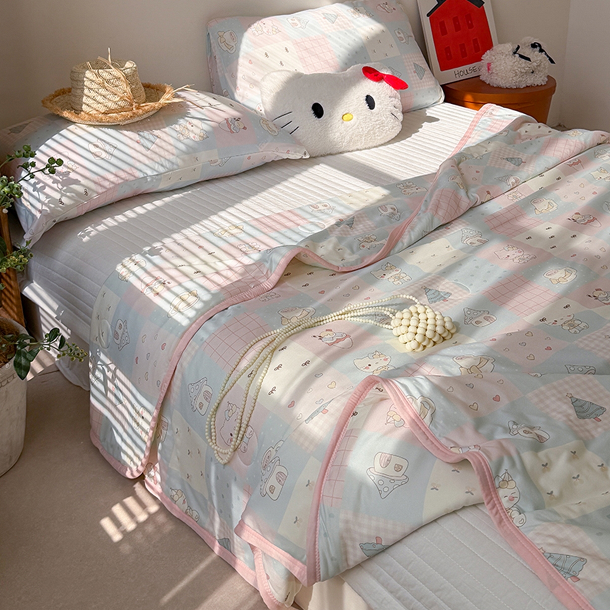 91家纺网 家纺一手货源 找家纺 桃子家居 2026新款A类卡通小清新印花高品质牛奶丝软糯针织棉包边夏被系列 针织棉-猫咪甜梦屋