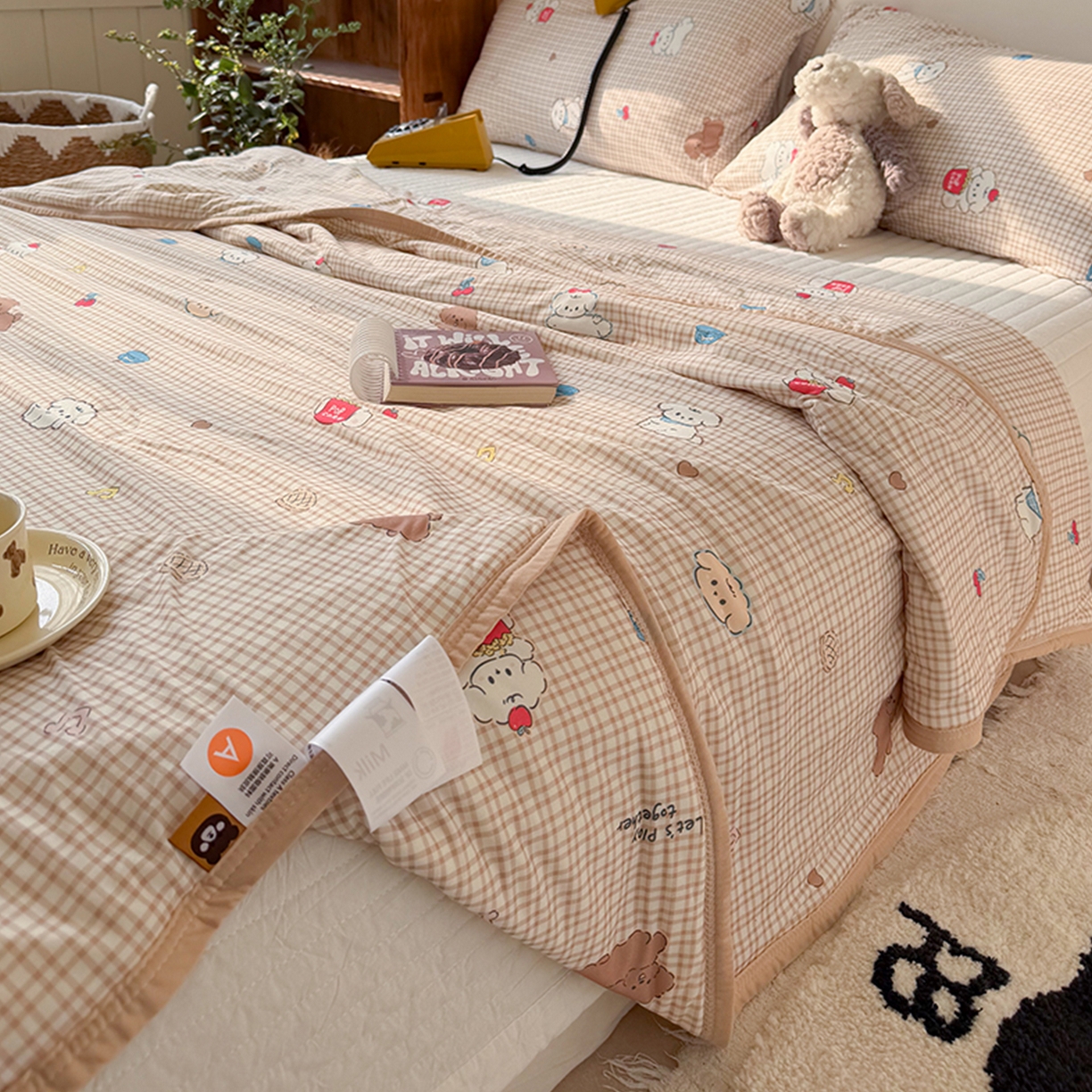 91家纺网 家纺一手货源 找家纺 桃子家居 2026新款A类卡通小清新印花高品质牛奶丝软糯针织棉包边夏被系列 针织棉-奶芙小屋