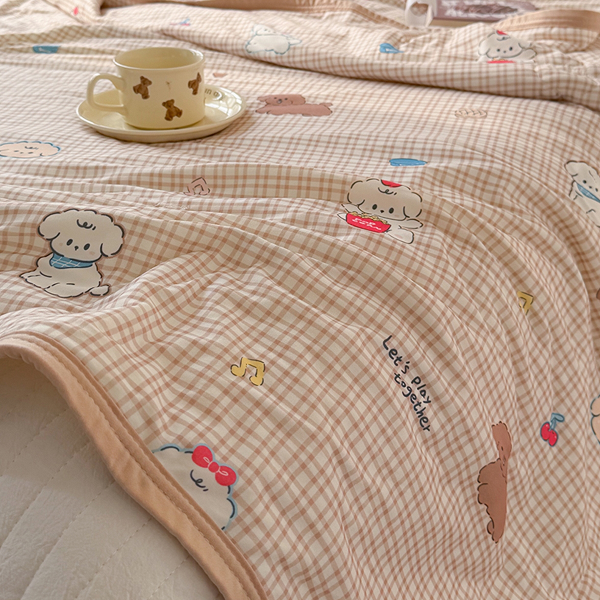 91家纺网 家纺一手货源 找家纺 桃子家居 2026新款A类卡通小清新印花高品质牛奶丝软糯针织棉包边夏被系列 针织棉-奶芙小屋