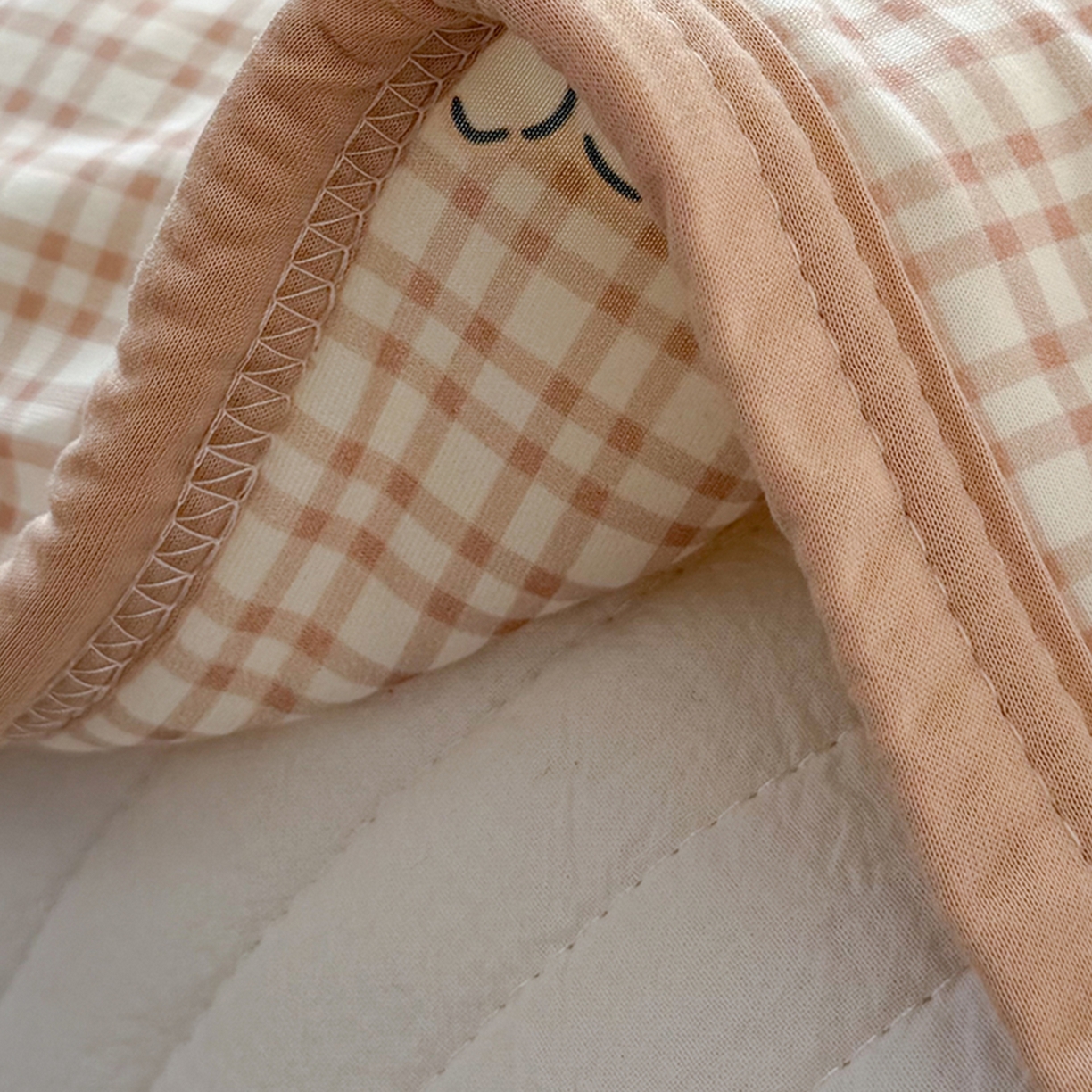 91家纺网 家纺一手货源 找家纺 桃子家居 2026新款A类卡通小清新印花高品质牛奶丝软糯针织棉包边夏被系列 针织棉-奶芙小屋