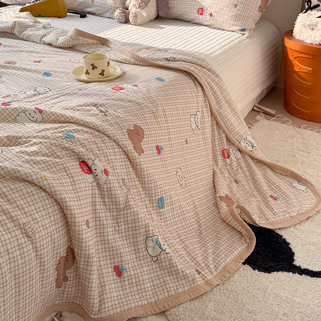 91家纺网 家纺一手货源 找家纺 桃子家居 2026新款A类卡通小清新印花高品质牛奶丝软糯针织棉包边夏被系列 针织棉-奶芙小屋