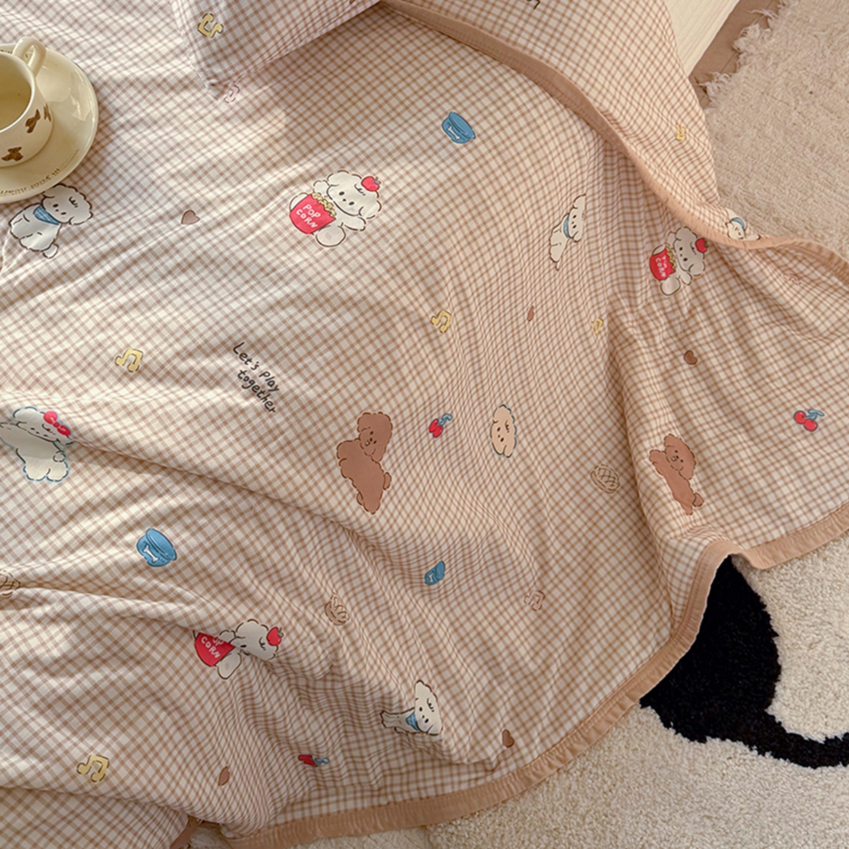 91家纺网 家纺一手货源 找家纺 桃子家居 2026新款A类卡通小清新印花高品质牛奶丝软糯针织棉包边夏被系列 针织棉-奶芙小屋