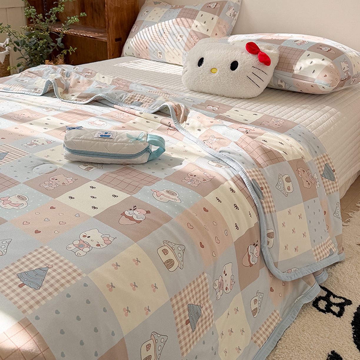 91家纺网 家纺一手货源 找家纺 桃子家居 2026新款A类卡通小清新印花高品质牛奶丝软糯针织棉包边夏被系列 针织棉-奶咖暖糖屋