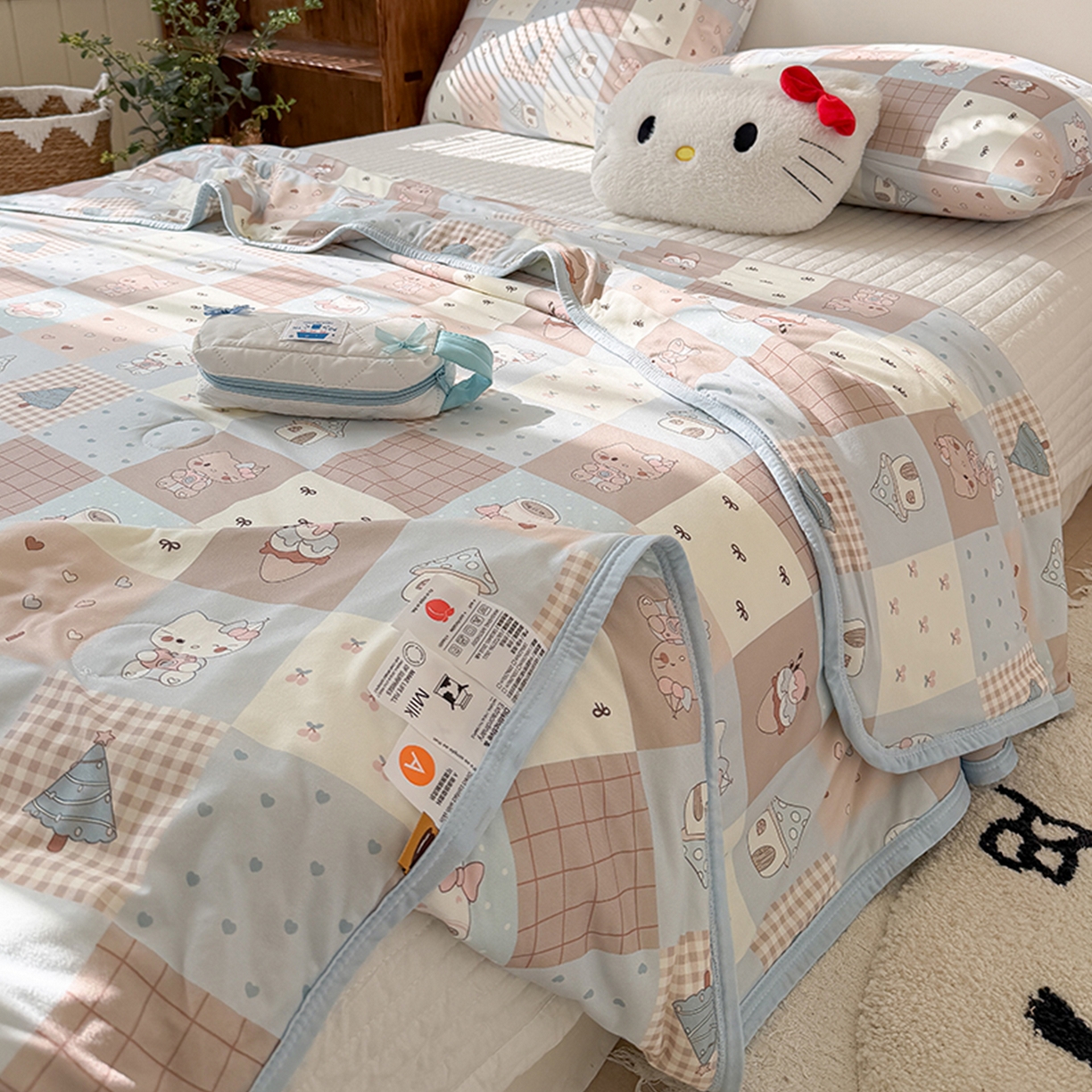 91家纺网 家纺一手货源 找家纺 桃子家居 2026新款A类卡通小清新印花高品质牛奶丝软糯针织棉包边夏被系列 针织棉-奶咖暖糖屋