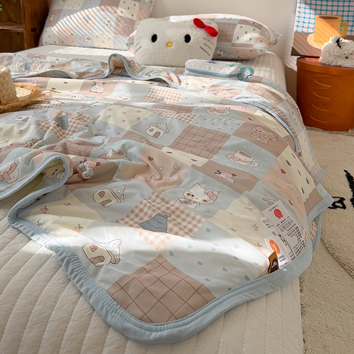 91家纺网 家纺一手货源 找家纺 桃子家居 2026新款A类卡通小清新印花高品质牛奶丝软糯针织棉包边夏被系列 针织棉-奶咖暖糖屋