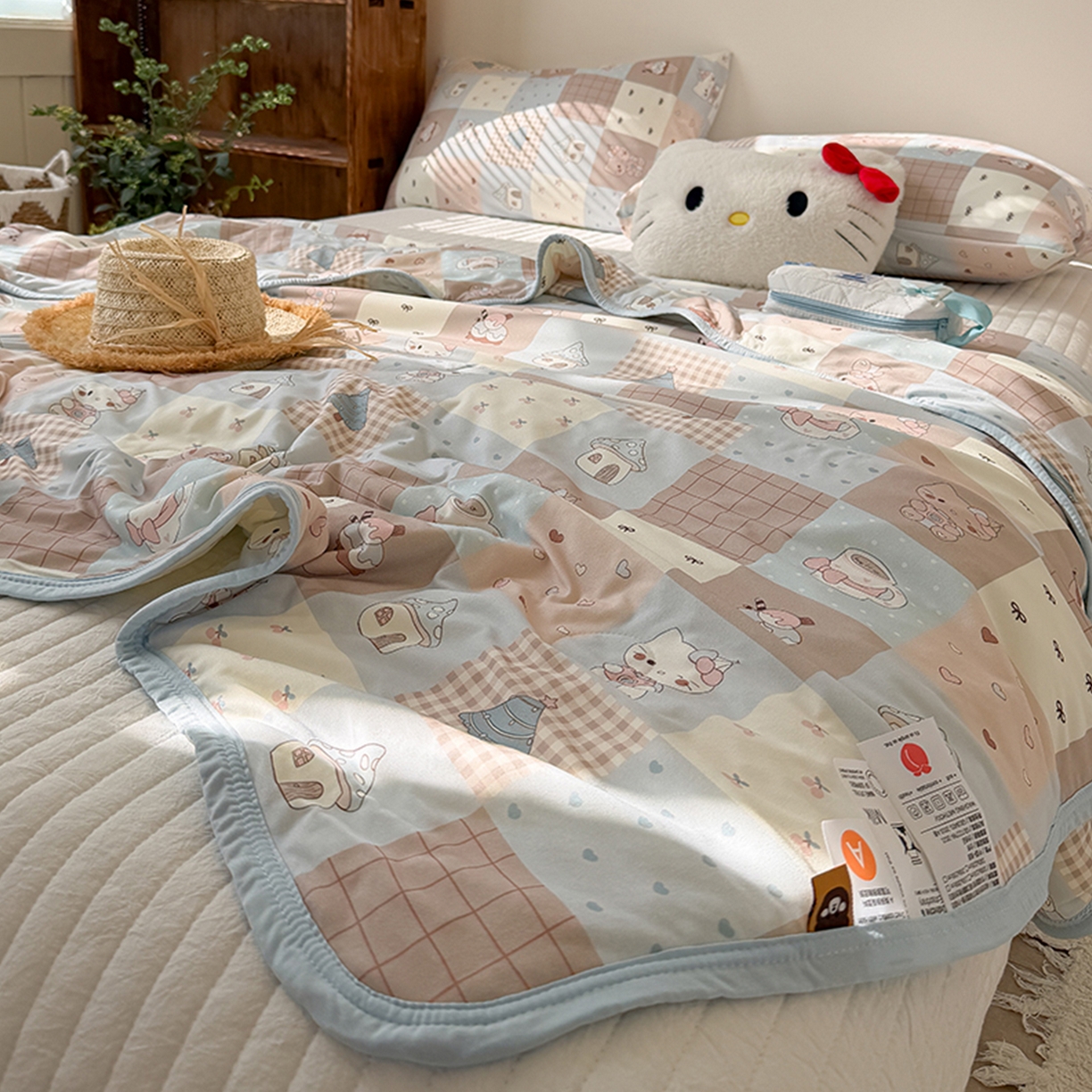 91家纺网 家纺一手货源 找家纺 桃子家居 2026新款A类卡通小清新印花高品质牛奶丝软糯针织棉包边夏被系列 针织棉-奶咖暖糖屋