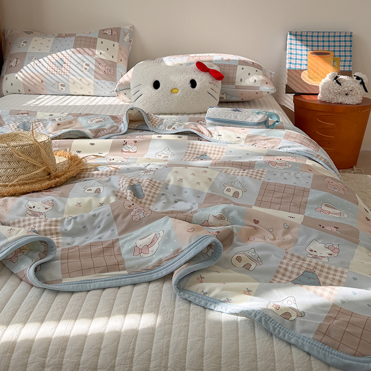 91家纺网 家纺一手货源 找家纺 桃子家居 2026新款A类卡通小清新印花高品质牛奶丝软糯针织棉包边夏被系列 针织棉-奶咖暖糖屋