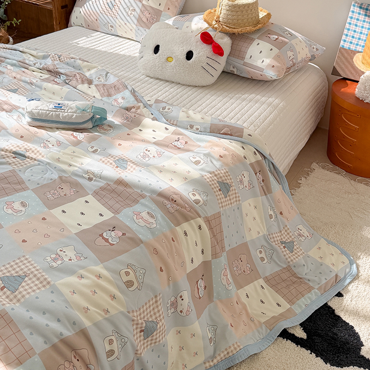 91家纺网 家纺一手货源 找家纺 桃子家居 2026新款A类卡通小清新印花高品质牛奶丝软糯针织棉包边夏被系列 针织棉-奶咖暖糖屋