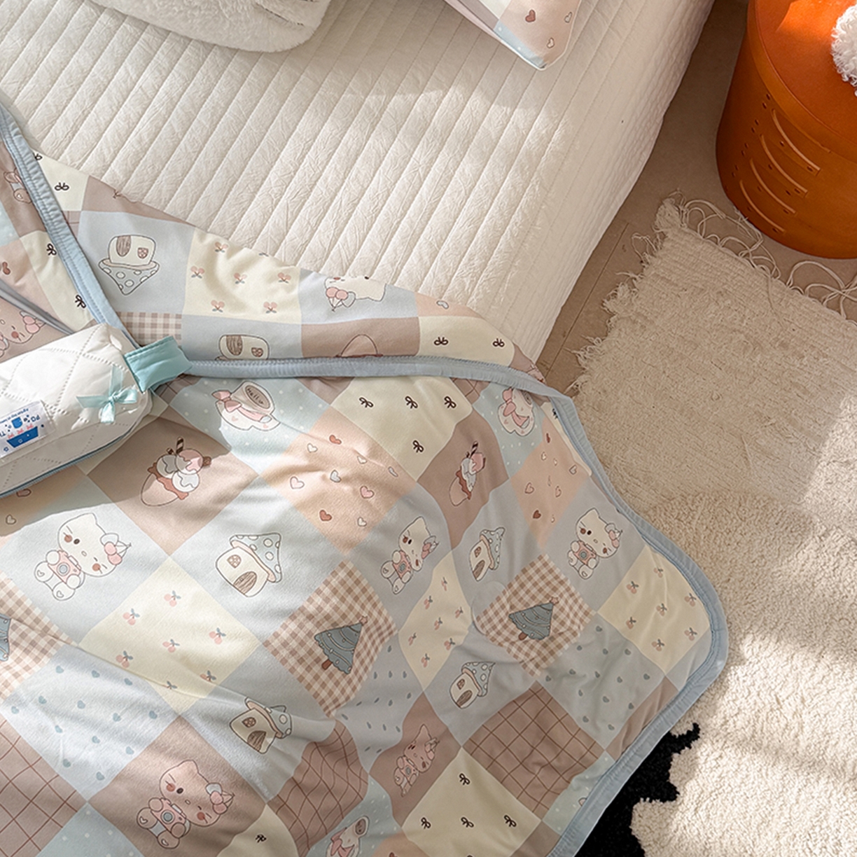 91家纺网 家纺一手货源 找家纺 桃子家居 2026新款A类卡通小清新印花高品质牛奶丝软糯针织棉包边夏被系列 针织棉-奶咖暖糖屋