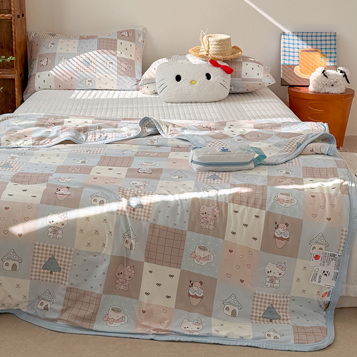 91家纺网 家纺一手货源 找家纺 桃子家居 2026新款A类卡通小清新印花高品质牛奶丝软糯针织棉包边夏被系列 针织棉-奶咖暖糖屋