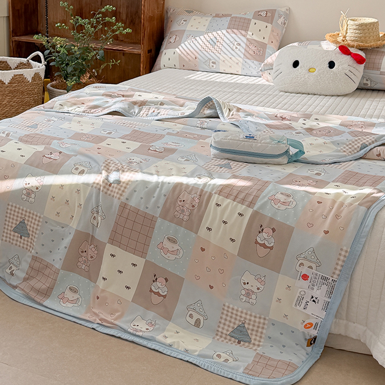 91家纺网 家纺一手货源 找家纺 桃子家居 2026新款A类卡通小清新印花高品质牛奶丝软糯针织棉包边夏被系列 针织棉-奶咖暖糖屋