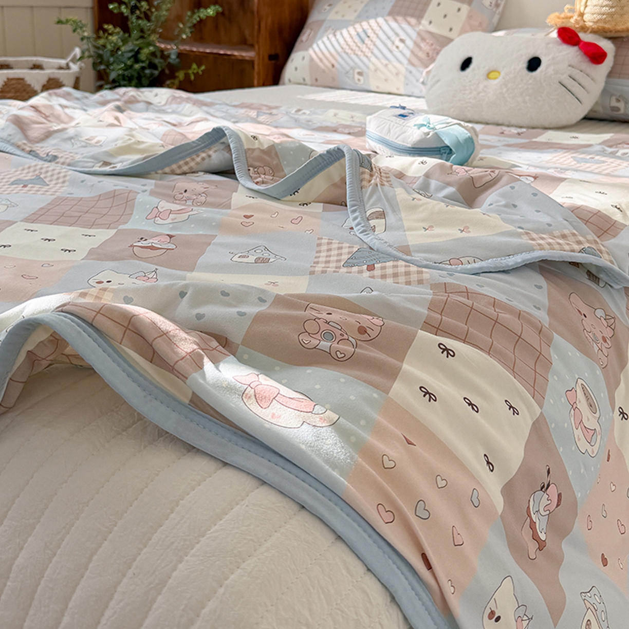 91家纺网 家纺一手货源 找家纺 桃子家居 2026新款A类卡通小清新印花高品质牛奶丝软糯针织棉包边夏被系列 针织棉-奶咖暖糖屋